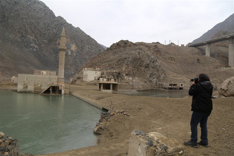 Baraj suyu çekildi, tarihi köy ortaya çıktı 3