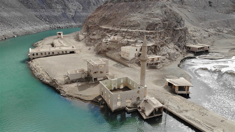 Baraj suyu çekildi, tarihi köy ortaya çıktı 12