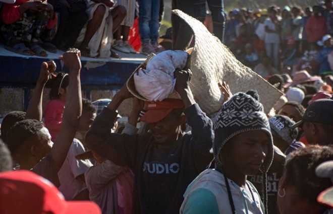 Madagaskar'da kan donduran festival! Ölüleri mezardan çıkarıp dans ettiriyorlar 5