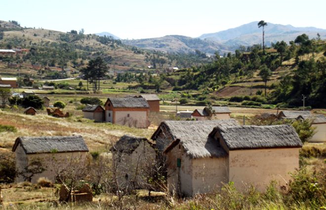 Madagaskar'da kan donduran festival! Ölüleri mezardan çıkarıp dans ettiriyorlar 8