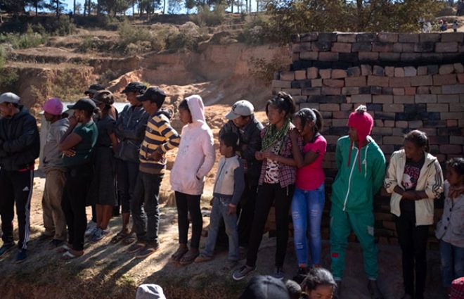 Madagaskar'da kan donduran festival! Ölüleri mezardan çıkarıp dans ettiriyorlar 7