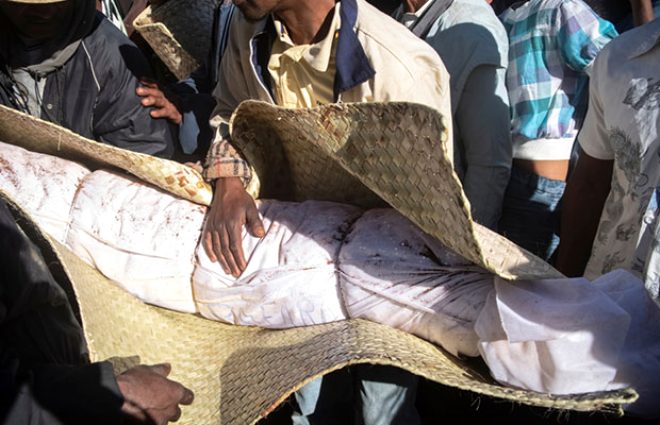 Madagaskar'da kan donduran festival! Ölüleri mezardan çıkarıp dans ettiriyorlar 2