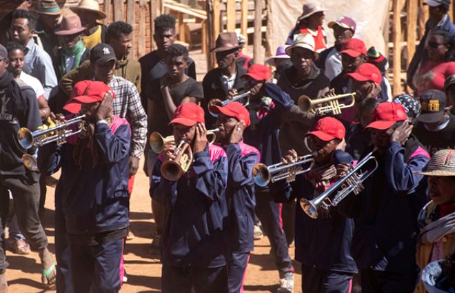 Madagaskar'da kan donduran festival! Ölüleri mezardan çıkarıp dans ettiriyorlar 3