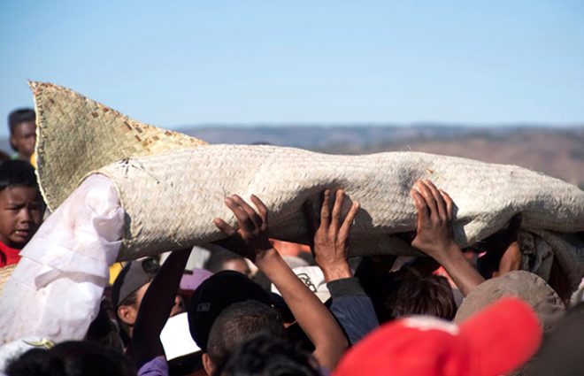 Madagaskar'da kan donduran festival! Ölüleri mezardan çıkarıp dans ettiriyorlar 4
