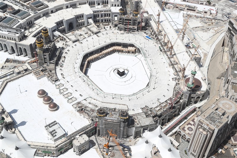 Koronavirüs nedeniyle kapatılan Kabe�nin etrafında sadece görevliler