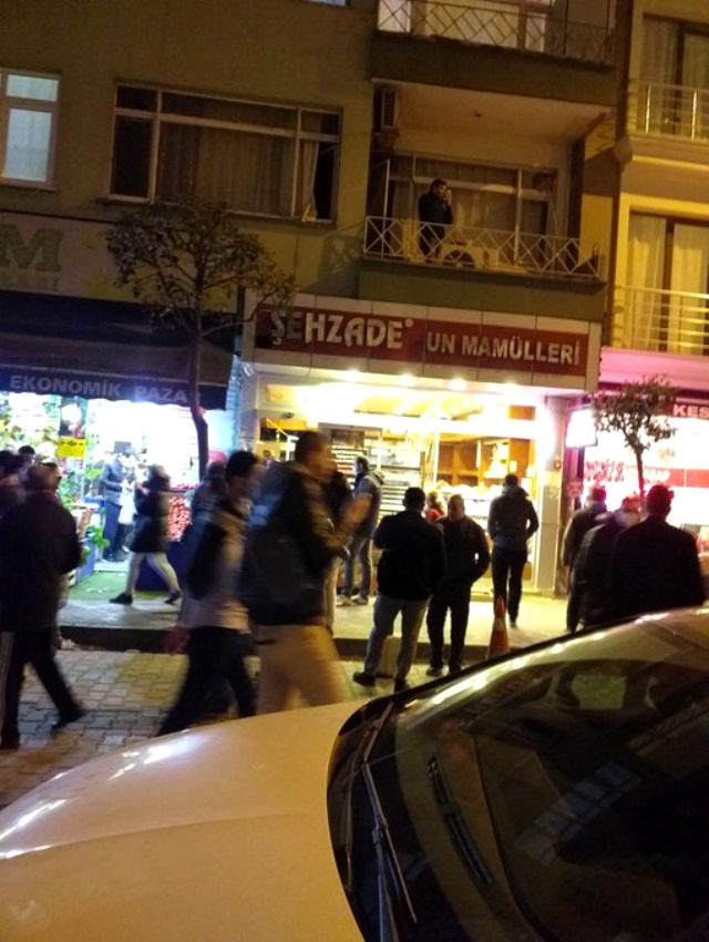 Sokağa çıkma yasağının ardından vatandaşlar market ve fırınlara akın etti 5