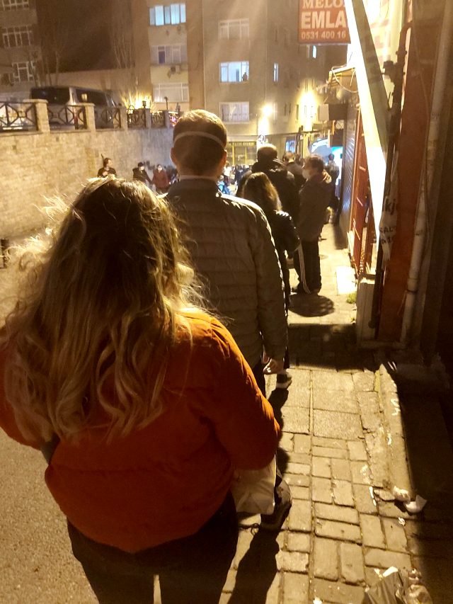 Sokağa çıkma yasağının ardından vatandaşlar market ve fırınlara akın etti 7