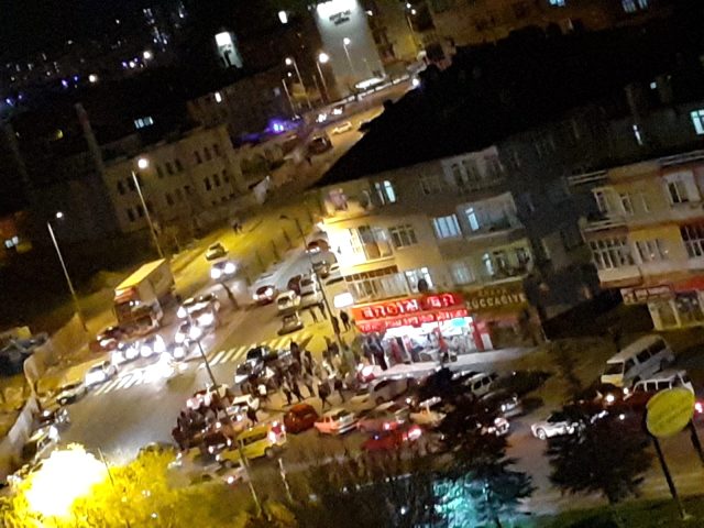 Sokağa çıkma yasağının ardından vatandaşlar market ve fırınlara akın etti 8