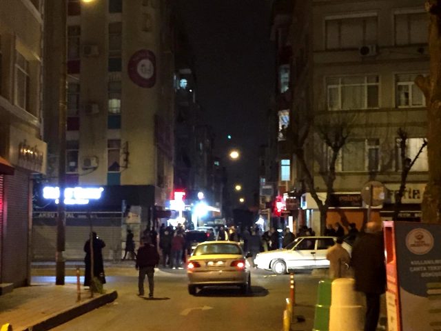 Sokağa çıkma yasağının ardından vatandaşlar market ve fırınlara akın etti 14