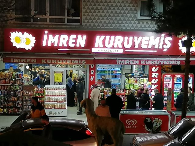 Sokağa çıkma yasağının ardından vatandaşlar market ve fırınlara akın etti 9