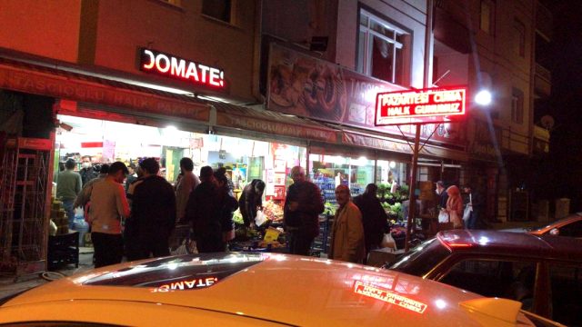 Sokağa çıkma yasağının ardından vatandaşlar market ve fırınlara akın etti 12