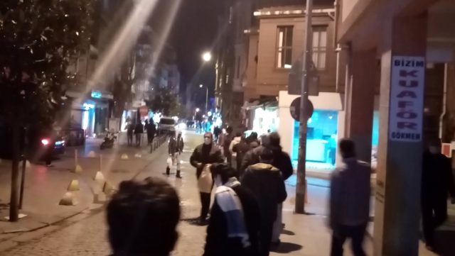 Sokağa çıkma yasağının ardından vatandaşlar market ve fırınlara akın etti 13