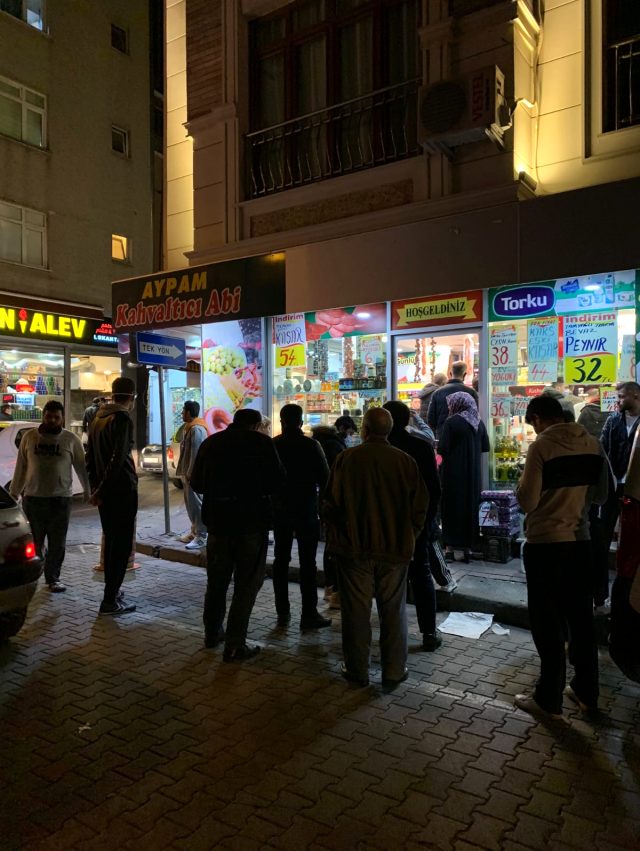 Sokağa çıkma yasağının ardından vatandaşlar market ve fırınlara akın etti 11
