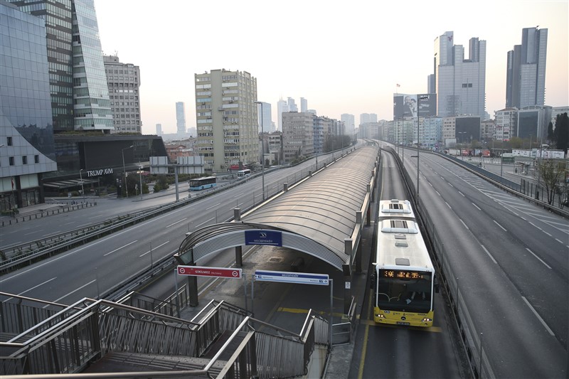 İstanbul böylesini hiç görmedi! İşte sokağa çıkma yasağı sonrası ilk sabah 23