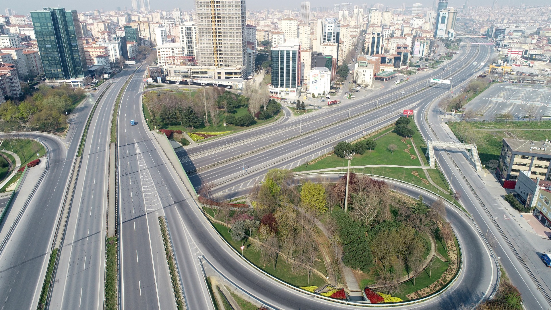 İstanbul böylesini hiç görmedi! İşte sokağa çıkma yasağı sonrası ilk sabah 47