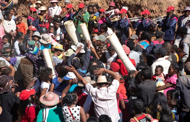 Madagaskar'da dünyanın en korkunç geleneği 3