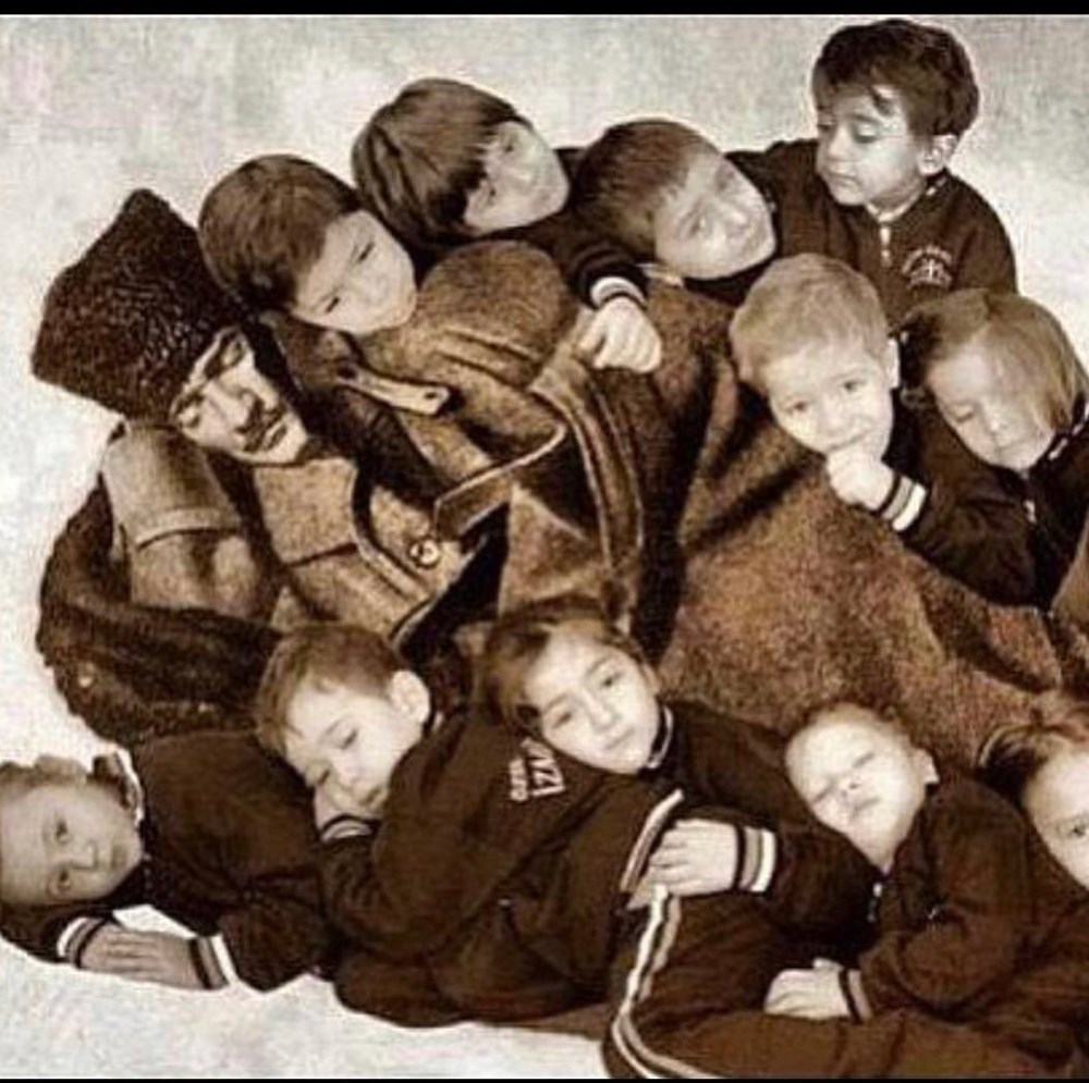 Ünlülerden duygulandıran 23 Nisan paylaşımları 23