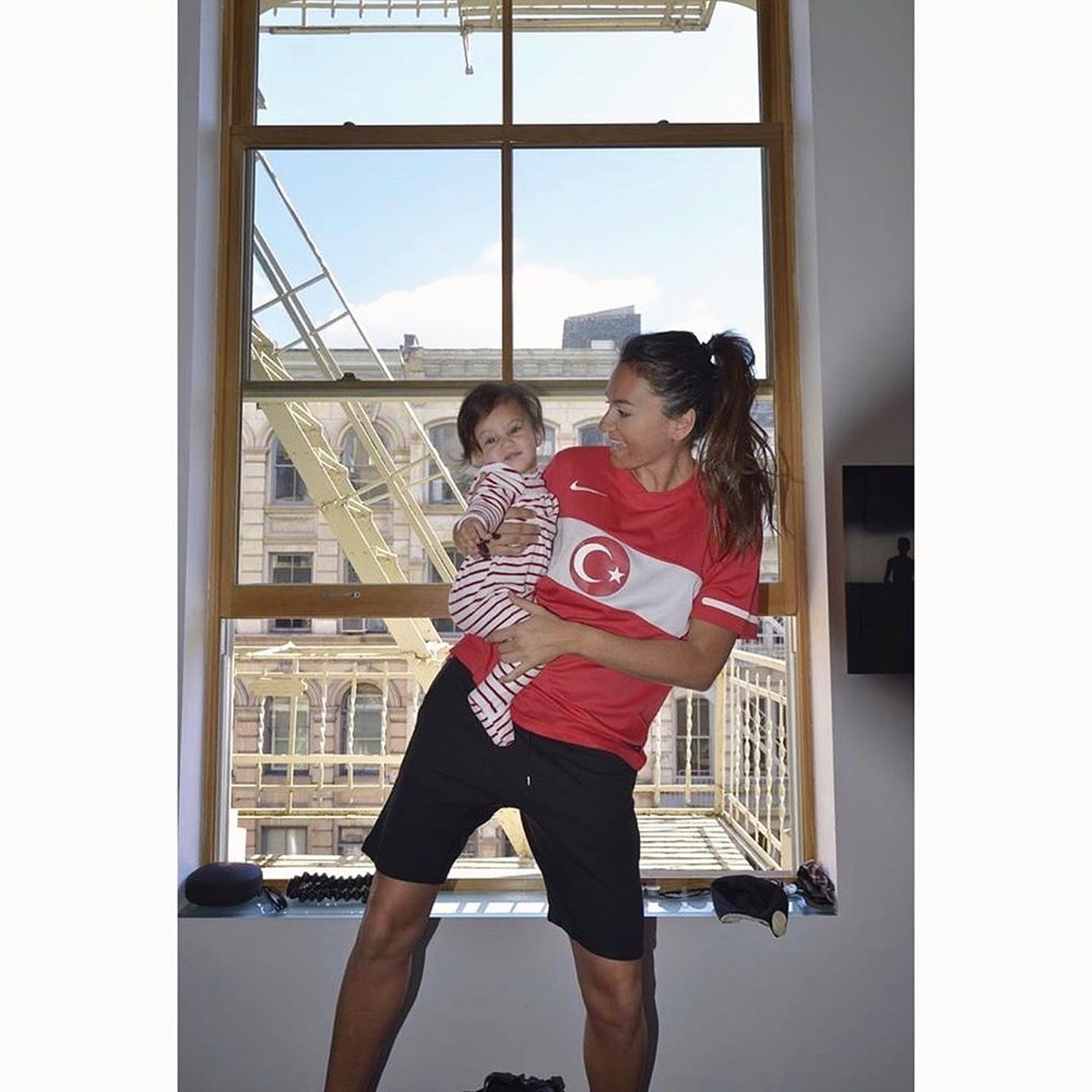 Ünlülerden duygulandıran 23 Nisan paylaşımları 26