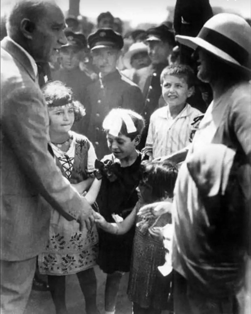 Ünlülerden duygulandıran 23 Nisan paylaşımları 8