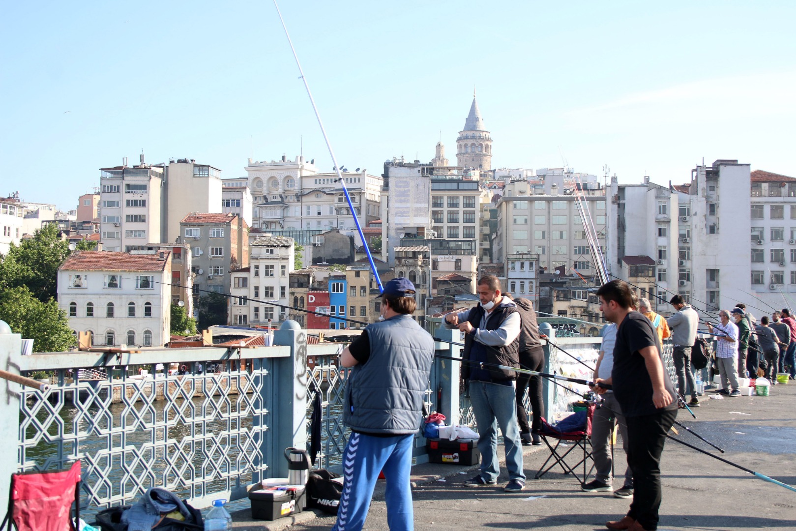 Yasaksız ilk hafta sonu! Balık tutkunları Galata Köprüsü�ne koştu