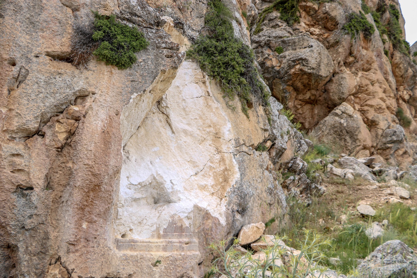 Tarihe kazma! Defineciler 2 bin yıllık eserleri parçaladı 11