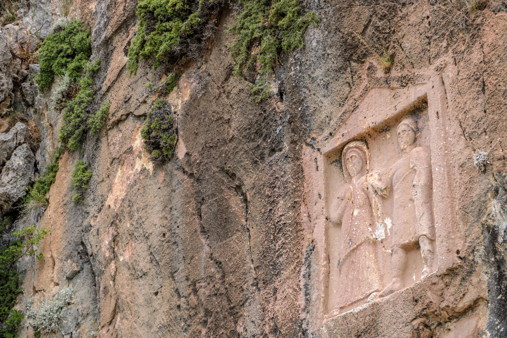Tarihe kazma! Defineciler 2 bin yıllık eserleri parçaladı 10