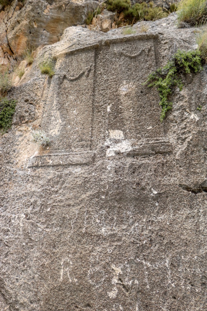 Tarihe kazma! Defineciler 2 bin yıllık eserleri parçaladı 7