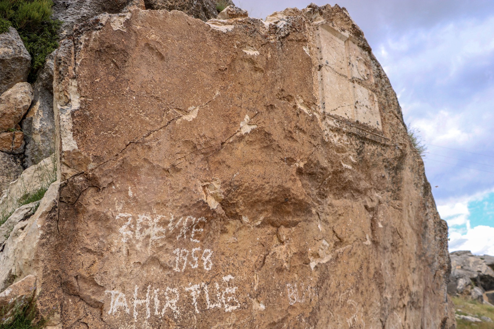 Tarihe kazma! Defineciler 2 bin yıllık eserleri parçaladı 6