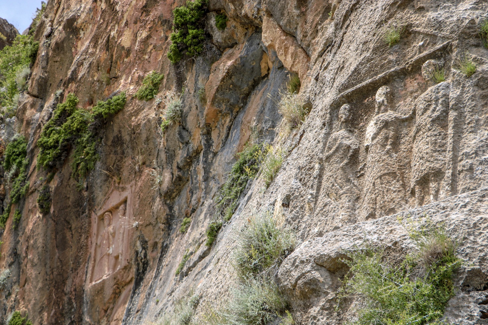 Tarihe kazma! Defineciler 2 bin yıllık eserleri parçaladı 5