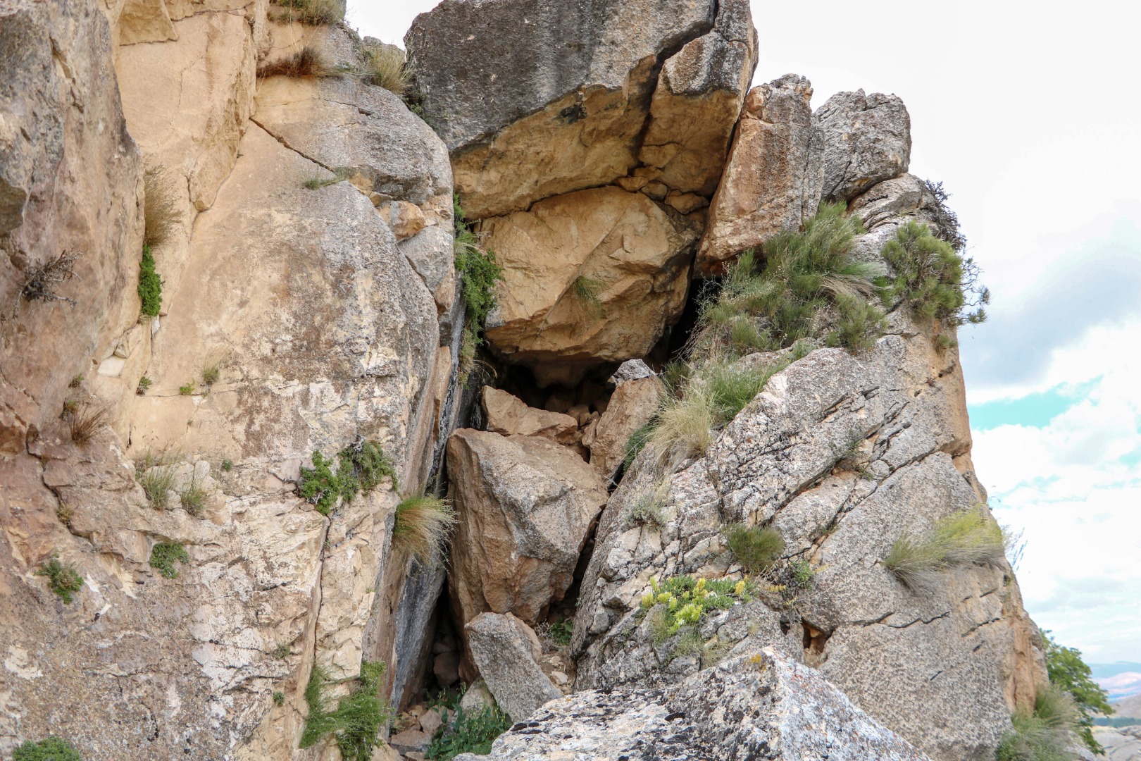 Tarihe kazma! Defineciler 2 bin yıllık eserleri parçaladı 4