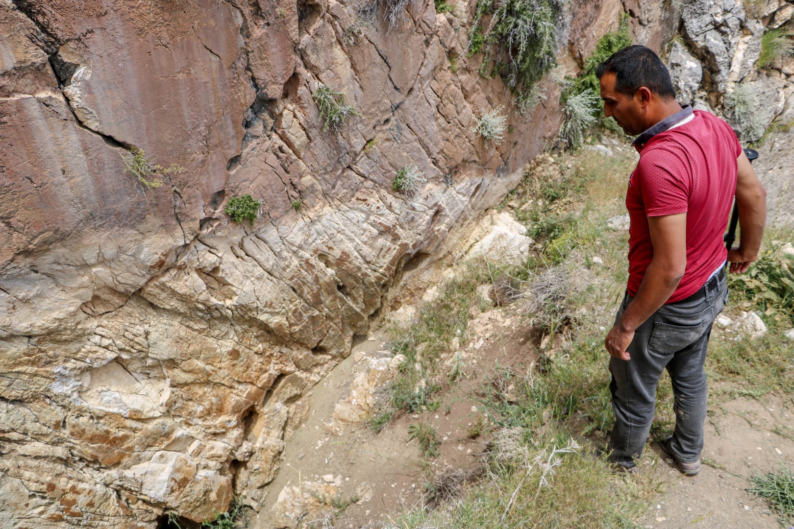 Tarihe kazma! Defineciler 2 bin yıllık eserleri parçaladı 1