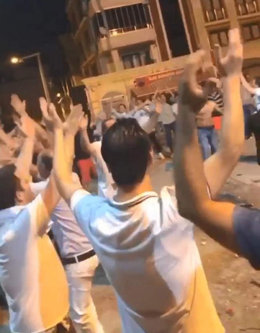 Virüsle dalga geçer gibi! Sokak düğününde akılalmaz görüntüler 7