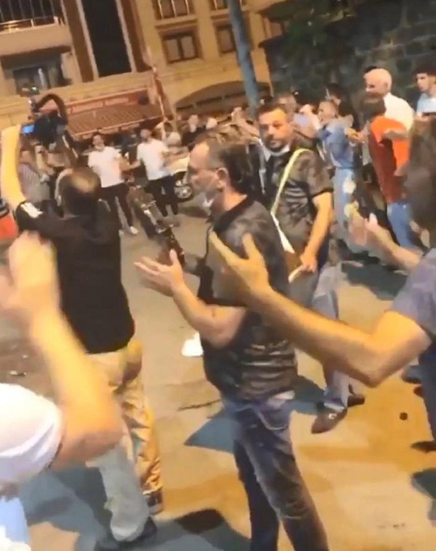 Virüsle dalga geçer gibi! Sokak düğününde akılalmaz görüntüler 6