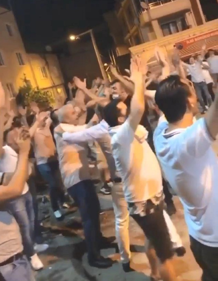 Virüsle dalga geçer gibi! Sokak düğününde akılalmaz görüntüler 3