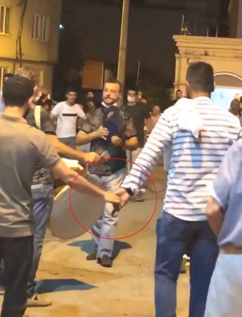 Virüsle dalga geçer gibi! Sokak düğününde akılalmaz görüntüler 2