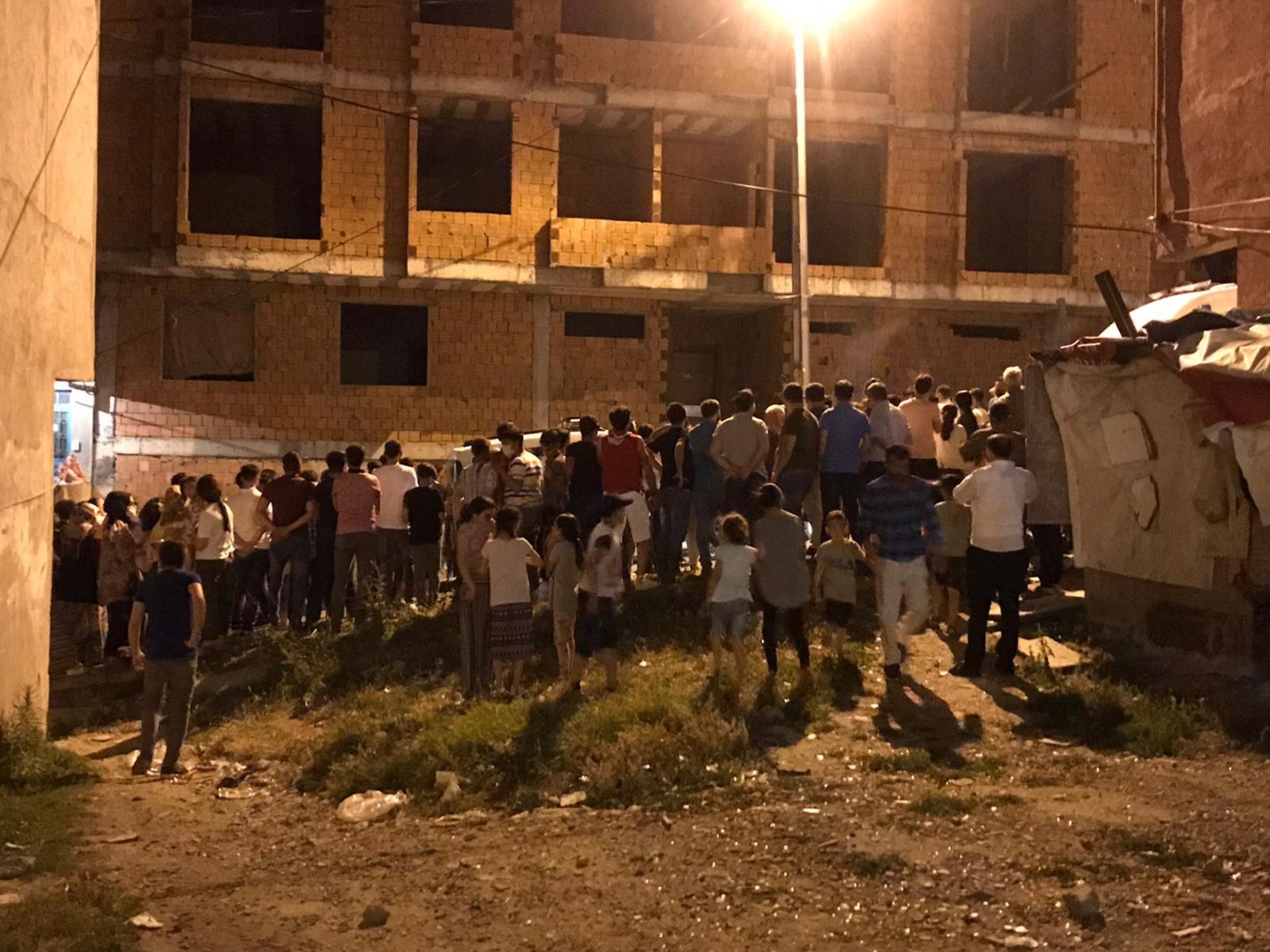 Asılsız ihbar sokağa döktü, mahalleli sosyal mesafeyi unuttu 6