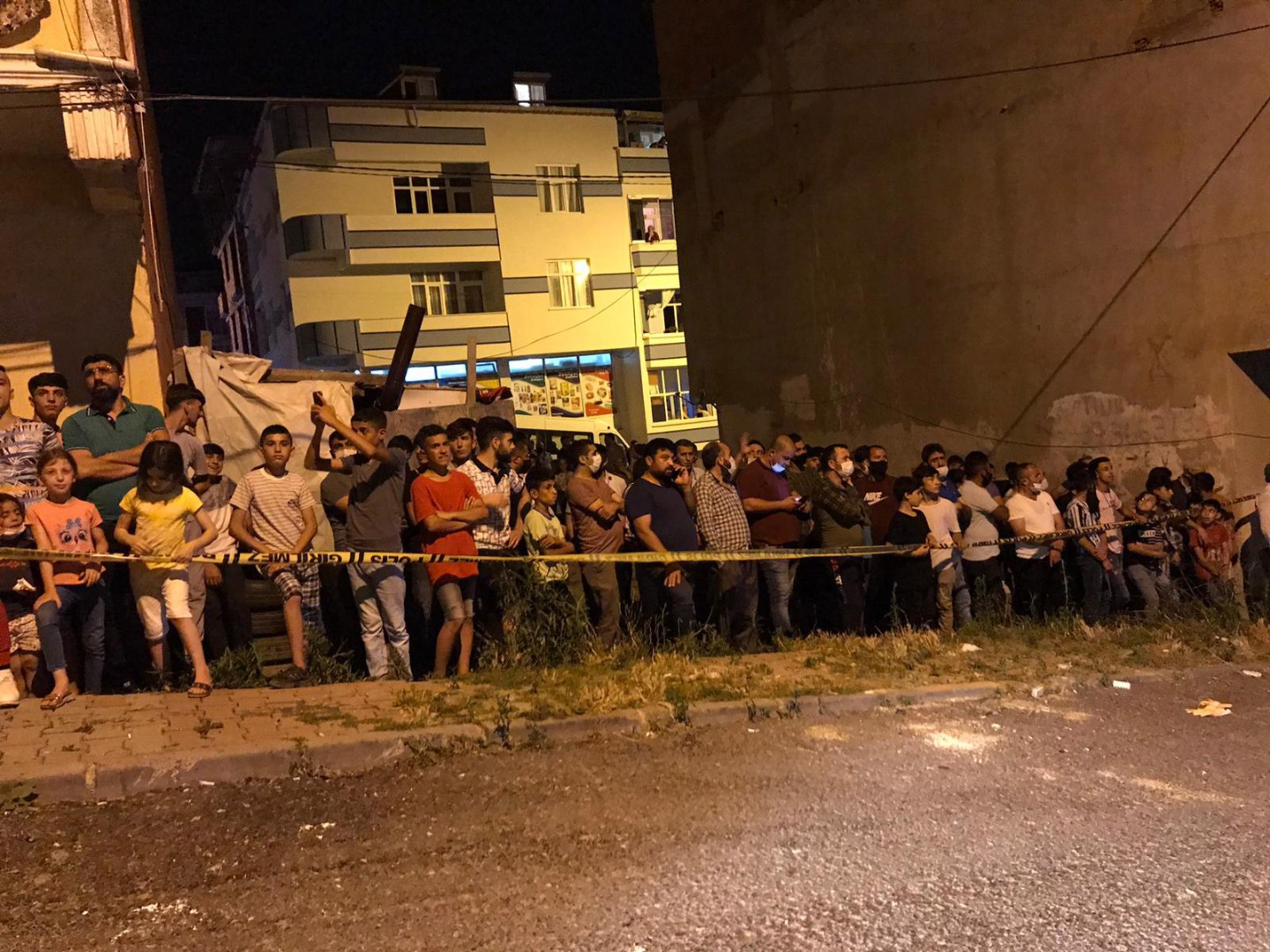 Asılsız ihbar sokağa döktü, mahalleli sosyal mesafeyi unuttu 3