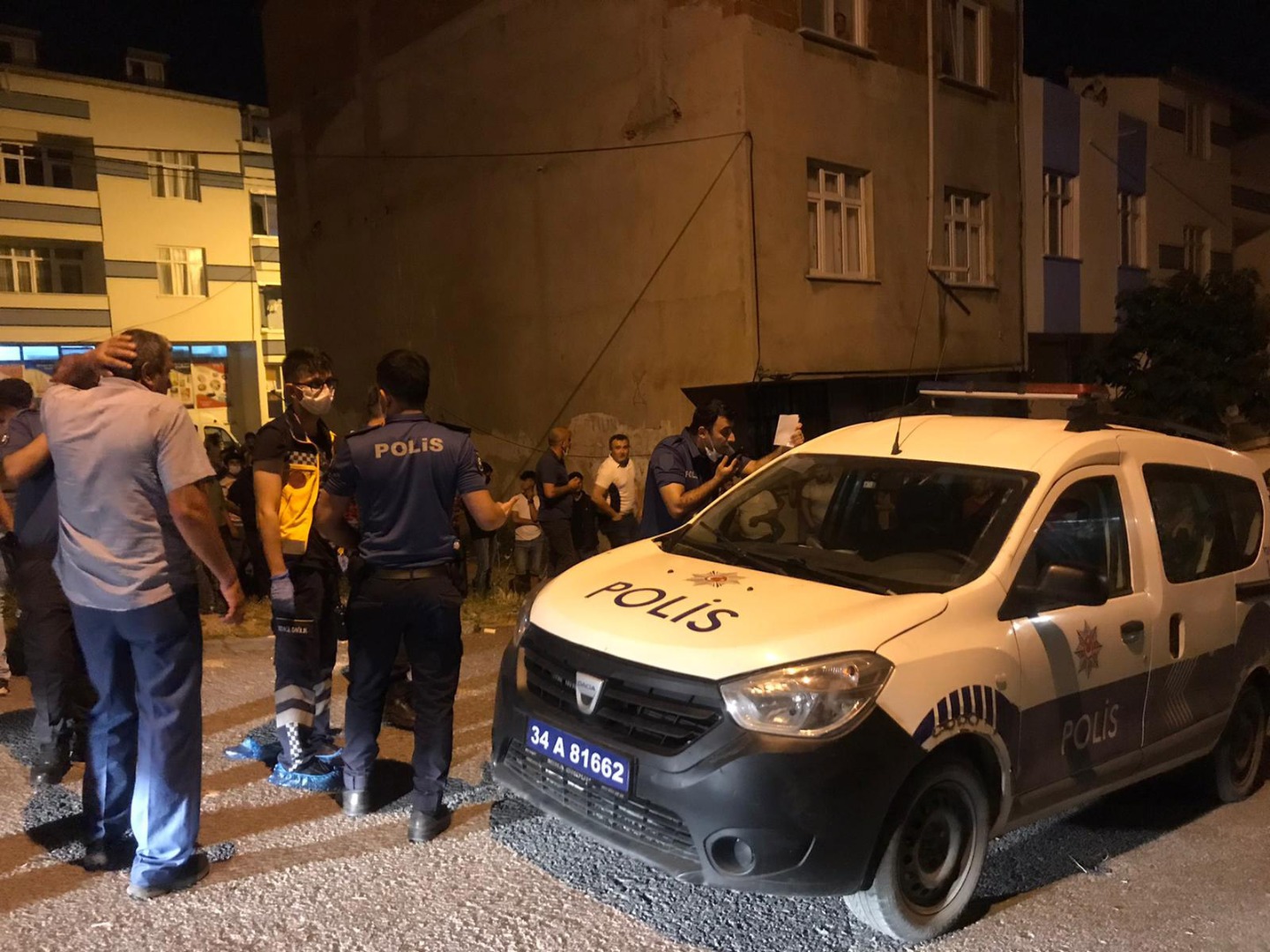 Asılsız ihbar sokağa döktü, mahalleli sosyal mesafeyi unuttu 2