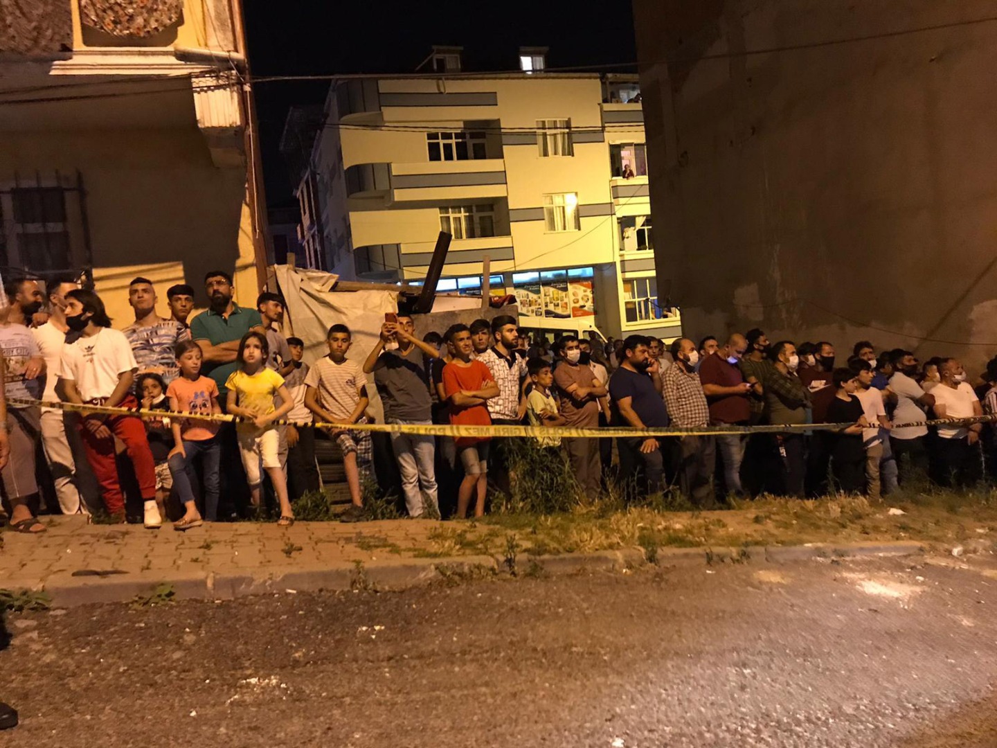 Asılsız ihbar sokağa döktü, mahalleli sosyal mesafeyi unuttu 1