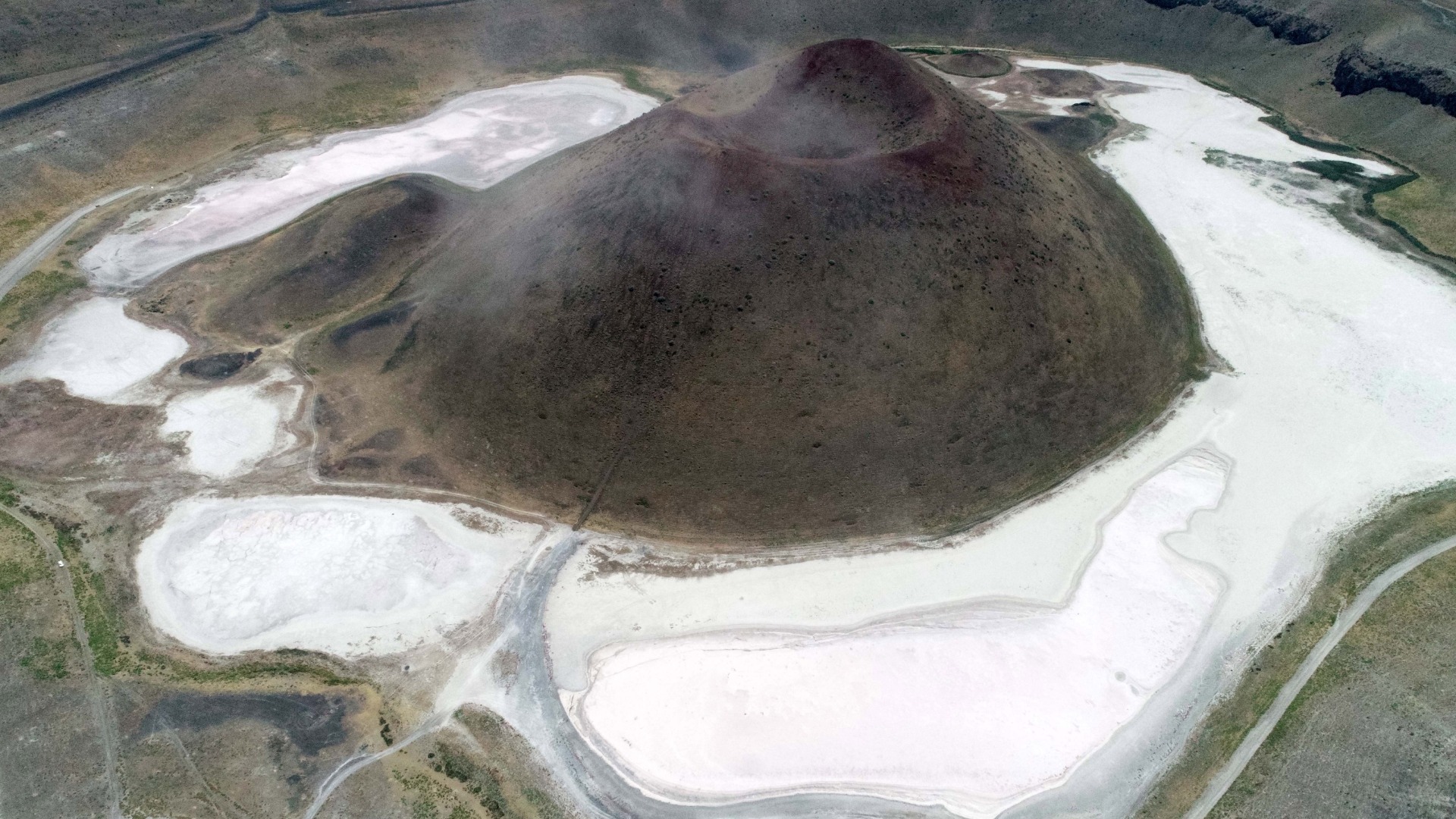 Dünyanın nazar boncuğu Meke Gölü tamamen kurudu 7