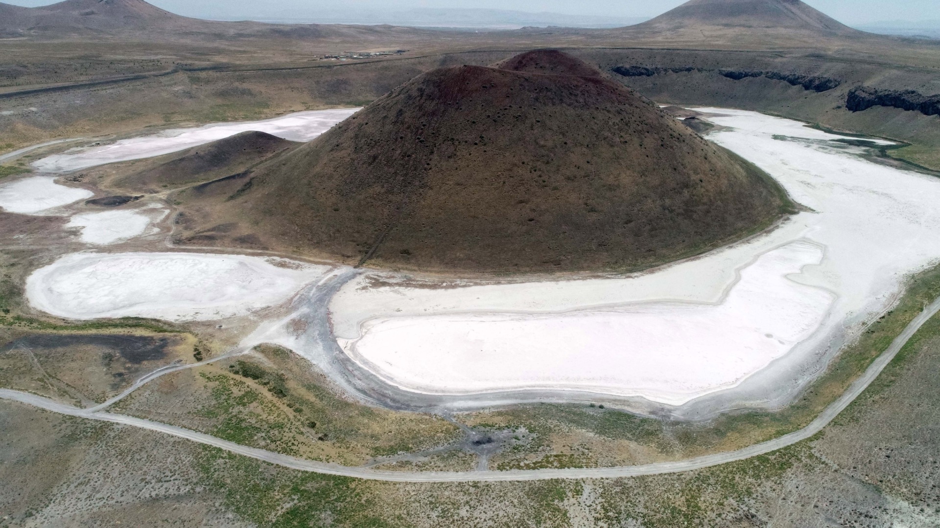 Dünyanın nazar boncuğu Meke Gölü tamamen kurudu 6