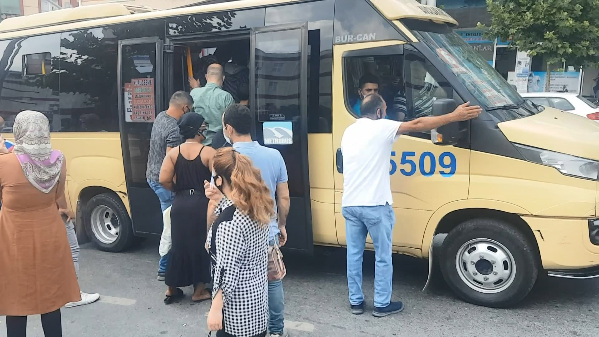 Minibüsçüler bildiğini okuyor! İstanbul'da yine aynı manzara 16