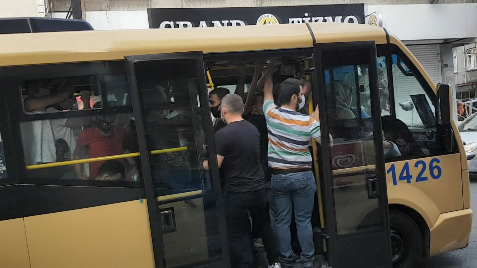 Minibüsçüler bildiğini okuyor! İstanbul'da yine aynı manzara 5