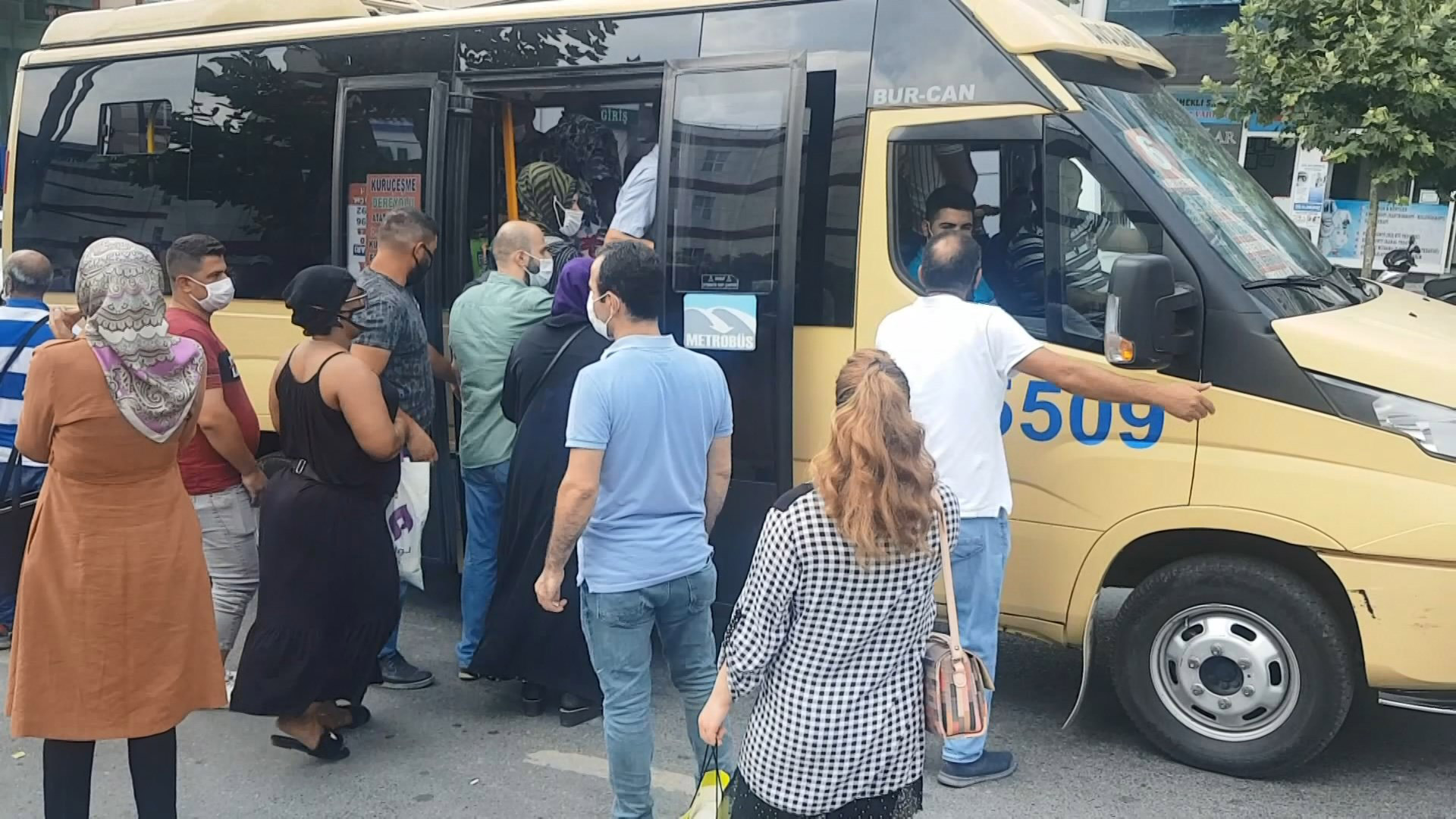 Minibüsçüler bildiğini okuyor! İstanbul'da yine aynı manzara 1