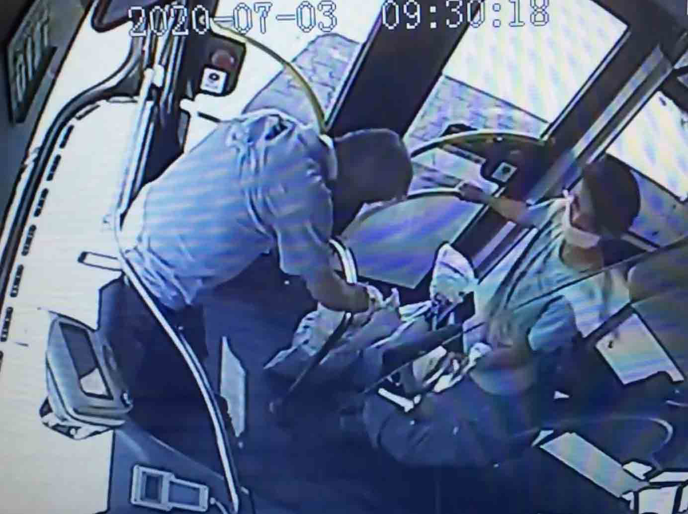 Hastanede tartıştı, otobüste bıçakladı! Dehşet anları kamerada 11