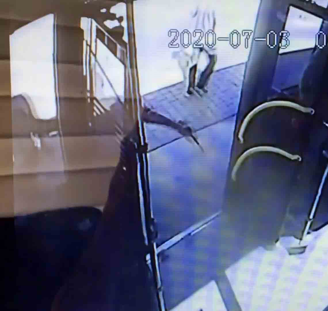 Hastanede tartıştı, otobüste bıçakladı! Dehşet anları kamerada 8