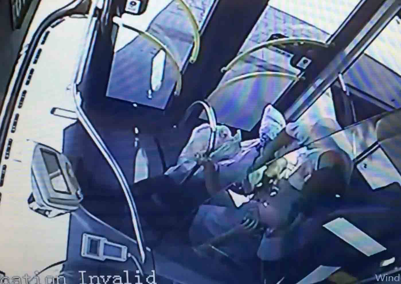 Hastanede tartıştı, otobüste bıçakladı! Dehşet anları kamerada 3