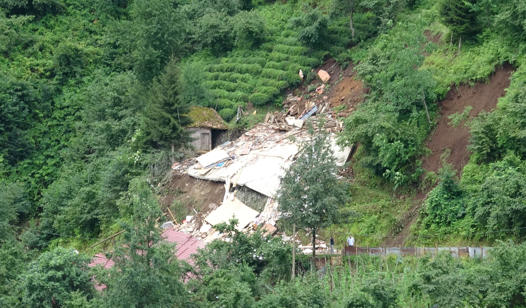 Doğu Karadeniz'i sel ve heyelan vurdu! Evler çöktü, yollar kapandı 27