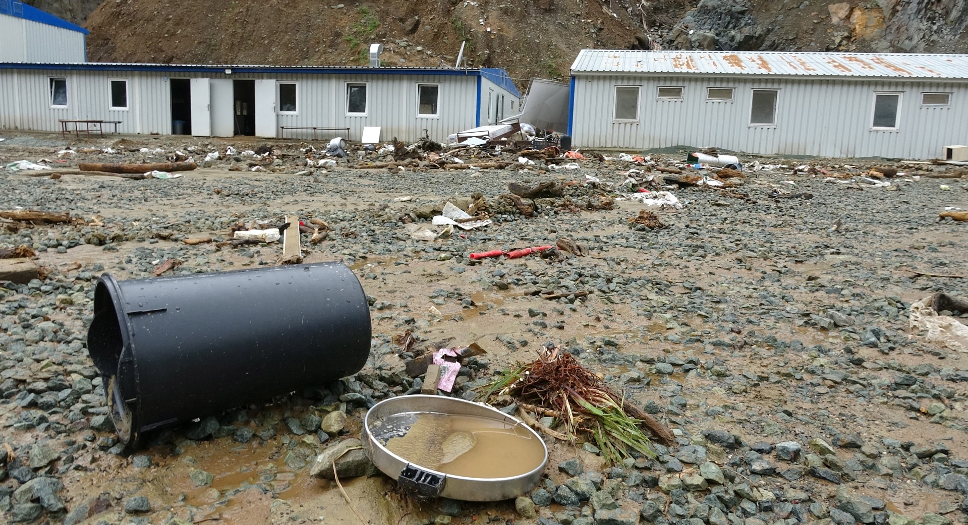 Doğu Karadeniz'i sel ve heyelan vurdu! Evler çöktü, yollar kapandı 24