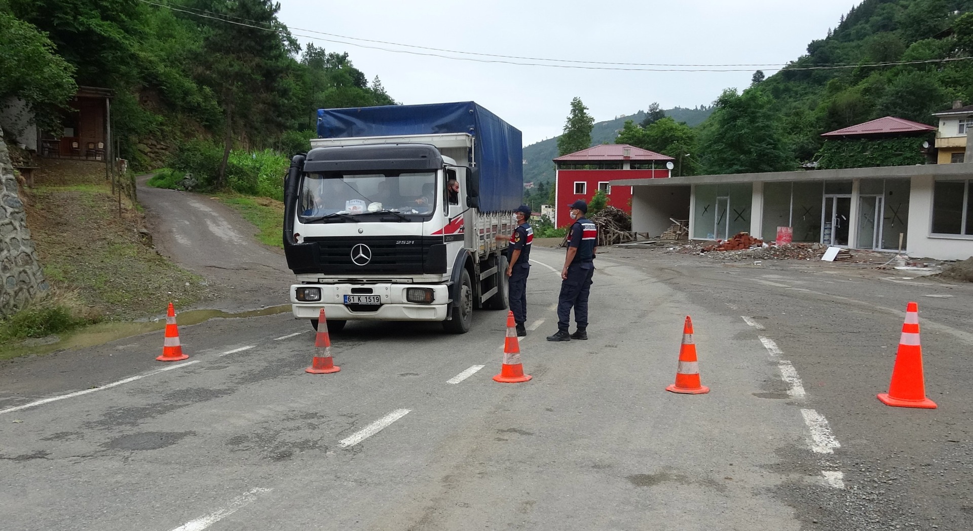 Doğu Karadeniz'i sel ve heyelan vurdu! Evler çöktü, yollar kapandı 21